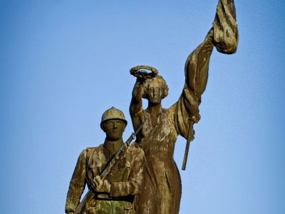 Monumentul Eroilor Caracal -Soldatul si Victoria-.JPG